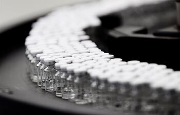 Por el momento, Covax ha cerrado acuerdos que le aseguran 2.000 millones de dosis de las vacunas que estén disponibles, las que se repartirán de forma equitativa y simultánea entre los países.