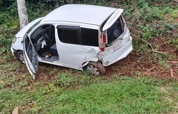 Uno de los vehículos involucrados en el accidente registrado a causa de la señalización deficiente de los reductores de velocidad.