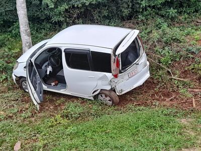 Uno de los vehículos involucrados en el accidente registrado a causa de la señalización deficiente de los reductores de velocidad.