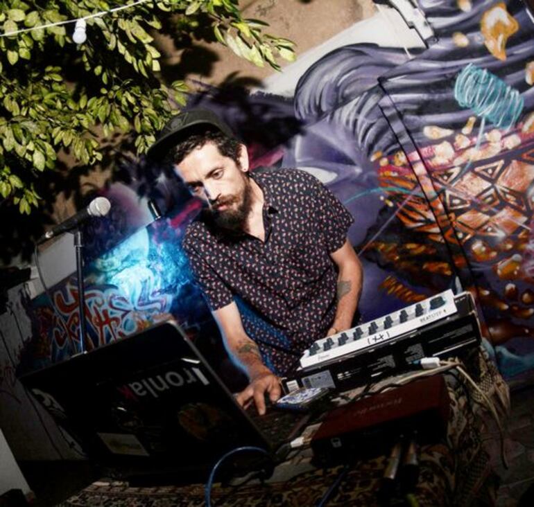 Eneveku es un rapero y productor paraguayo, quien tuvo la idea de realizar este álbum digital.