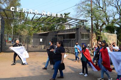 Adherentes del movimiento independiente que apoya la candidatura del exsacerdote Paublo Jiménez marchan en defensa del cerro Ñemby.