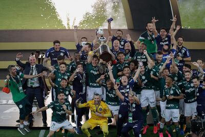 Gómez, por lado, y Melo, por el otro, los encargados de levantar la copa.
