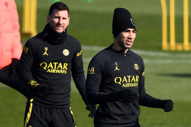 Achraf Hakimi, defensor del Paris Saint-Germain, junto al argentino Lionel Messi (i) en el entrenamiento del plantel, este viernes 3 de marzo, en el Laye, a las afueras de París.
