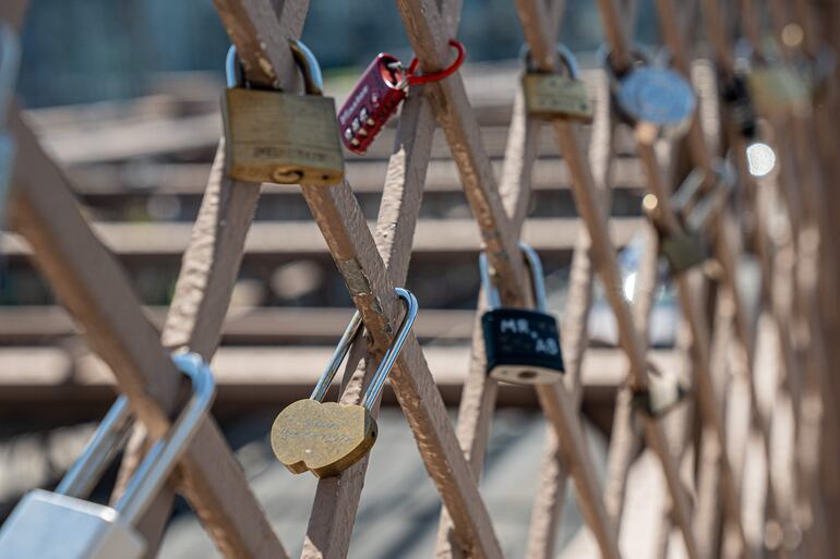 Candados asegurados en la estructura del icónico puente de Brooklyn.