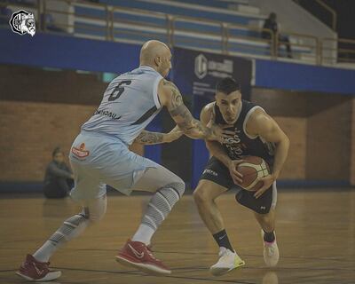 Acción en el juego donde San José le ganó a Olimpia Kings.