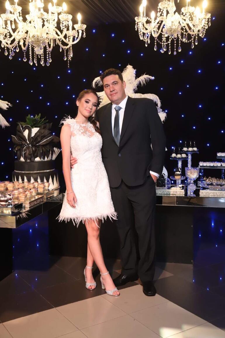 La quinceañera y su padre Guillermo Mena.