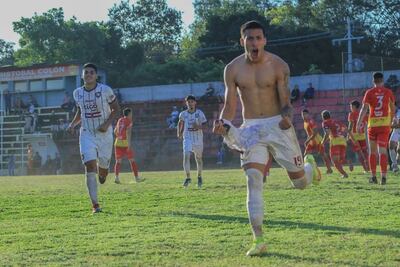 Aldo Walmor González Román celebra el segundo tanto del "Rojiverde", en el triunfo de ayer sobre Cristóbal Colón de Ñemby. (Foto: Atlético Tembetary).
