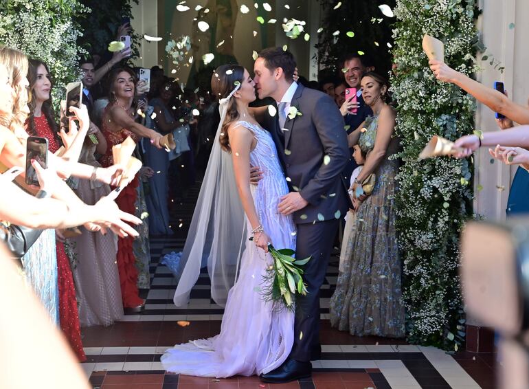 Felices los novios terminada la ceremonia religiosa.
