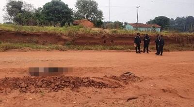 Cadáver del joven encontrado en la vía pública.