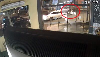 El circuito cerrado captó el momento del choque que dejó a dos personas lesionadas.