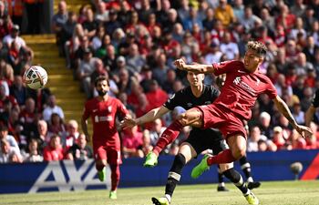 Roberto Firmino marca su primer gol y el cuarto para Liverpool, que al final derrotó 9-0 al Bournemouth.