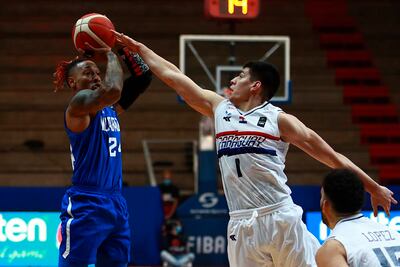 Rodney Mercado, otra juvenil figura de la selección paraguaya, intenta tapar a un jugador rival.