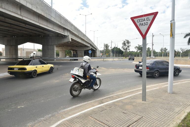 Falta educación vial para mejorar el uso de las glorietas