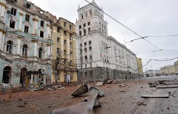 La plaza Constitutión de Kharkiv, Ucrania golpeada por un misil ruso. DDHH de ONU denunció también la destrucción casi total de la ciudad Volnovaja.