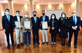 Félix Toranzos, Koki Ruiz y Carlo Spatuzza exhiben sus reconocimientos junto a autoridades del MIC, la Secretaría Nacional de Turismo y el comisario del Pabellón Paraguayo en la Expo Dubai.