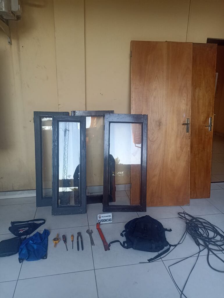 Evidencias encontradas durante el procedimiento policial.