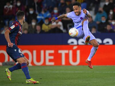 El delantero gabonés Pierre-Emerick Aubameyang, del Barcelona, salta y controla el balón ante la presencia del defensor español Rober Pier, del Levante.