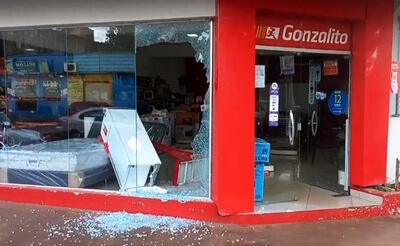 Los delincuentes rompieron el vidrio de la fachada del local comercial para perpetrar el hurto.