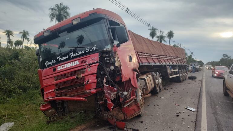 El tracto camión Scania sufrió daños en la parte frontal, lado del conductor. (gentileza).