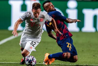 Joshua Kimmich, autor del quinto gol para el Bayern Munich, deja de rodillas al chileno Arturo Vidal, de Barcelona, el juego de cuartos de final.