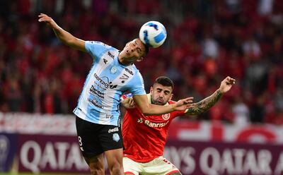 Liziero (d) de Internacional disputa el balón con Jordan Santa Cruz (i) de Guaireña, durante un partido de la Copa Sudamericana .