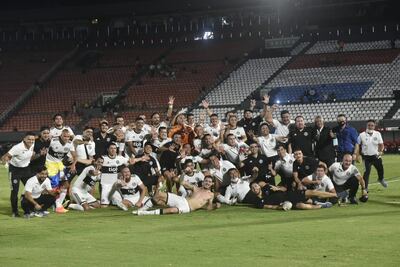 Los jugadores de Olimpia y una sana costumbre en los últimos tiempos, gritar campeón