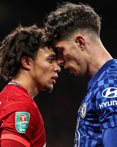 El inglés Trent Alexander Arnold, del Liverpool, y el alemán Kai Havertz, del Chelsea, se verán hoy otra vez las caras en la final de la FA Cup.