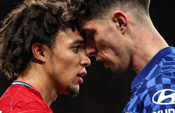 El inglés Trent Alexander Arnold, del Liverpool, y el alemán Kai Havertz, del Chelsea, se verán hoy otra vez las caras en la final de la FA Cup.