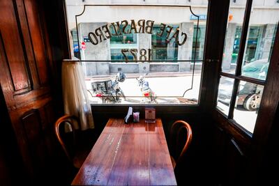 Fotografía del interior del Café Brasilero, el 13 de mayo de 2020, en Montevideo (Uruguay). Situado en el casco antiguo, la Ciudad Vieja, las paredes del Café Brasilero han sido testigos del crecimiento de la capital uruguaya. Hoy, golpeado por la crisis del coronavirus, el establecimiento atraviesa uno de sus momentos más duros. Aunque permanece abierto, perdió el 50 % de sus clientes que eran turistas -ya que hoy Uruguay tiene fronteras cerradas- y, del 50 % restante, son pocos los montevideanos que se acercan.
