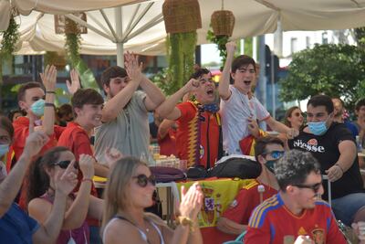 Fans de la selección española miran el partido en un bar de Sevilla.