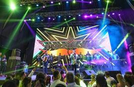 "Que levante la mano...". Los Ángeles de Charly hicieron vibrar a los socios del Club Centenario en la pista central.