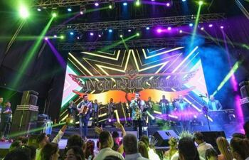"Que levante la mano...". Los Ángeles de Charly hicieron vibrar a los socios del Club Centenario en la pista central.