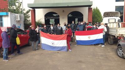 Manifestación frente a la Municipalidad de Ayolas. Los padres de familia reclaman el derecho de sus hijos de acceder a los kits de alimentos.