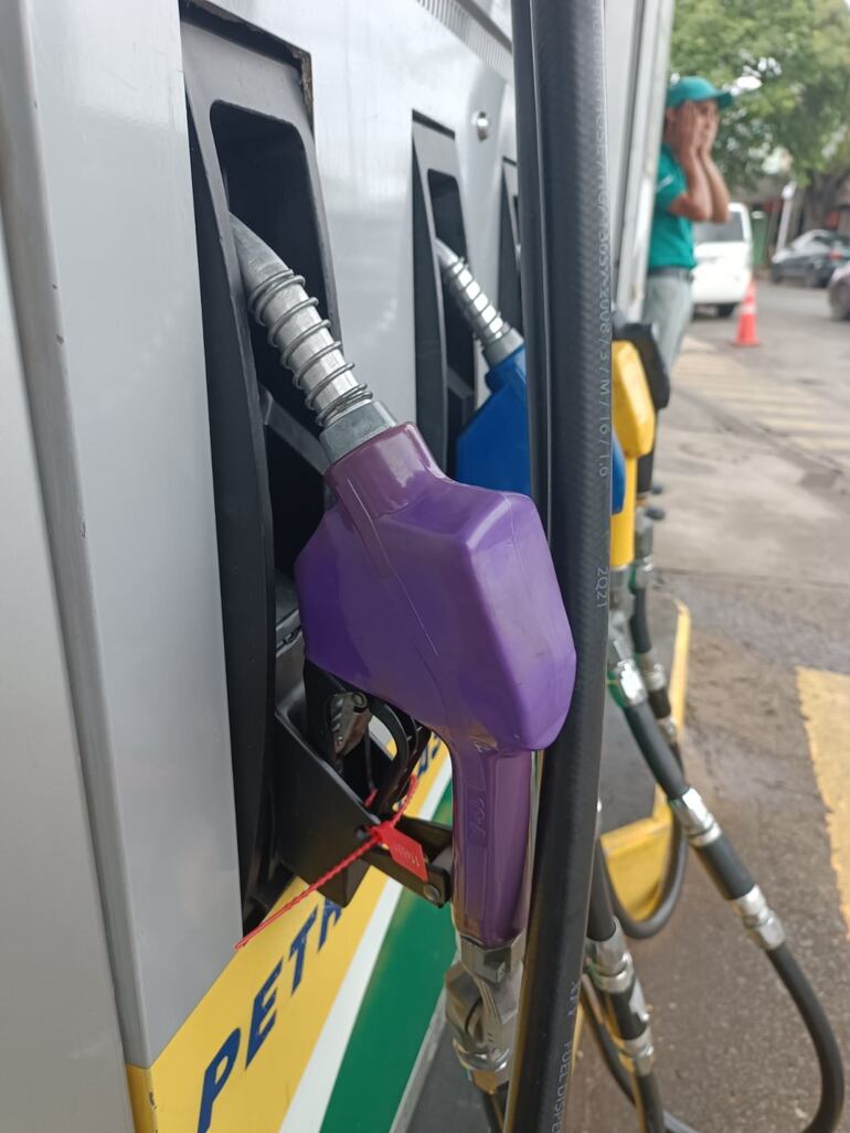 El pico de una manguera fue bloqueado para su uso por el servicio técnico del emblema, según se reportó.