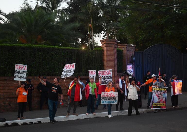 Numerosas pancartas y gritos en contra de Cartes y Quiñónez sobre la avenida España.