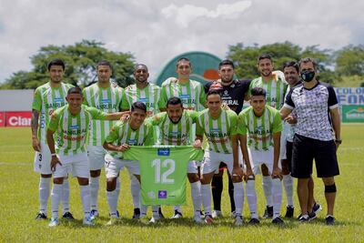 Elenco de Antigua, en el que aparece el paraguayo Pedro Báez, el primer futbolista parado de la derecha.