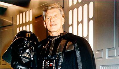 El actor británico David Prowse con el traje de Darth Vader, a quien interpretó en la primera trilogía de la saga Star Wars.