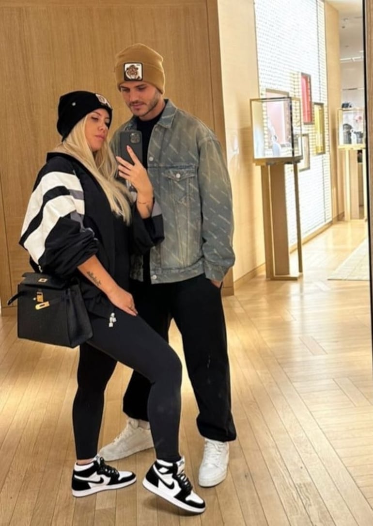 Wanda Nara y Mauro Icardi tomándose una foto frente a un espejo. (Captura de la historia de Instagram de Mauro Icardi)