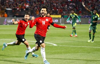 Mohamed Salah (d) y Mahmoud 'Trezeguet' Hassan celebran el gol de Egipto ante Senegal.