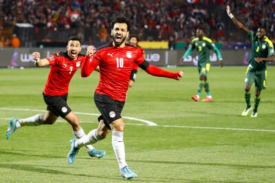Mohamed Salah (d) y Mahmoud 'Trezeguet' Hassan celebran el gol de Egipto ante Senegal.