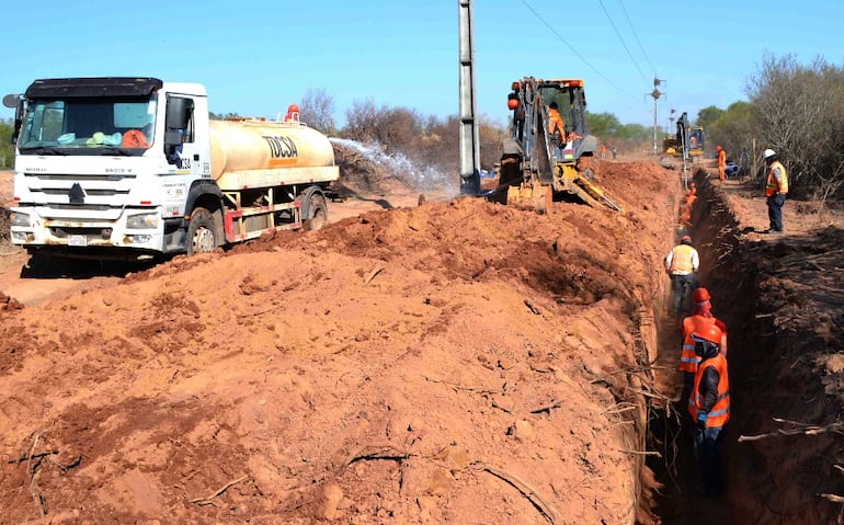 Obreros trabajan en la colocación de caños para el acueducto en la zona de Cruce Toledo.