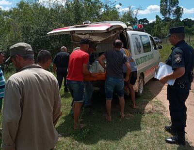 Momento en que el cuerpo era introducido en una ambulancia.