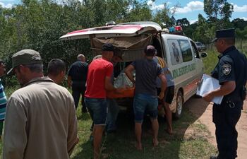 Momento en que el cuerpo era introducido en una ambulancia.