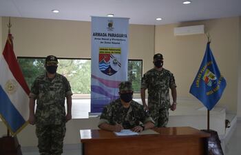 El entrante, Tte. de Navío Víctor Cardozo firma el acta de recepción del cargo. Observan el comandante, Cap. de Navío Ángel Franco, y el saliente, Cap. de Corbeta Christian Barreto.