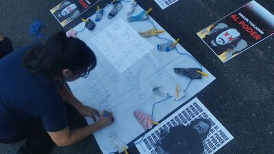 Pancartas de repudio al intento de Rafael Esquivel, alias Mbururu, de jurar como senador siendo investigado por proxenetismo.