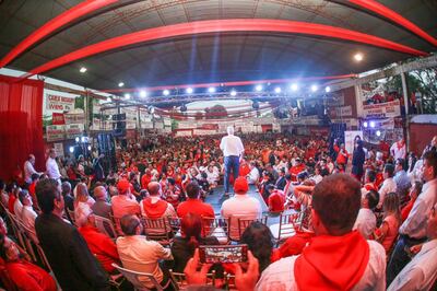 Arnoldo Wiens ( parado de espaldas)) asistió a un mitin con funcionarios colorados en Asunción.