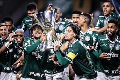 Gustavo Gómez, capitán del Palmeiras, levanta el trofeo de campeón del Brasileirao 2022 junto a Scarpa y otros compañeros.