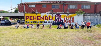 Mural que busca posicionar el problema de la violencia en la agenda pública. Mujeres de la articulación 25N de Encarnación.