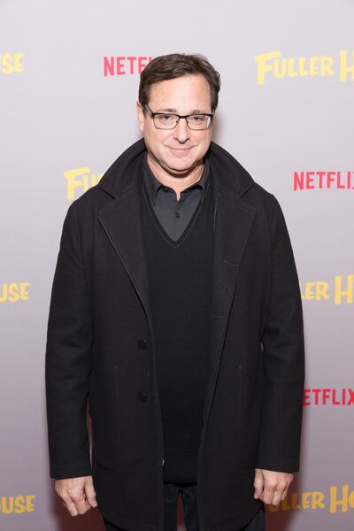 Bob Saget durante el estreno de la segunda temporada de "Fuller House". El actor falleció hoy a los 65 años.