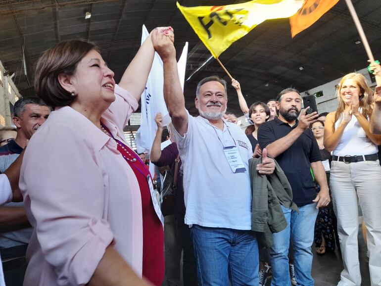 La senadora Esperanza Martínez y Sixto Pereira celebran luego del voto que definió la candidatura de Ñemongeta a la Presidencia.